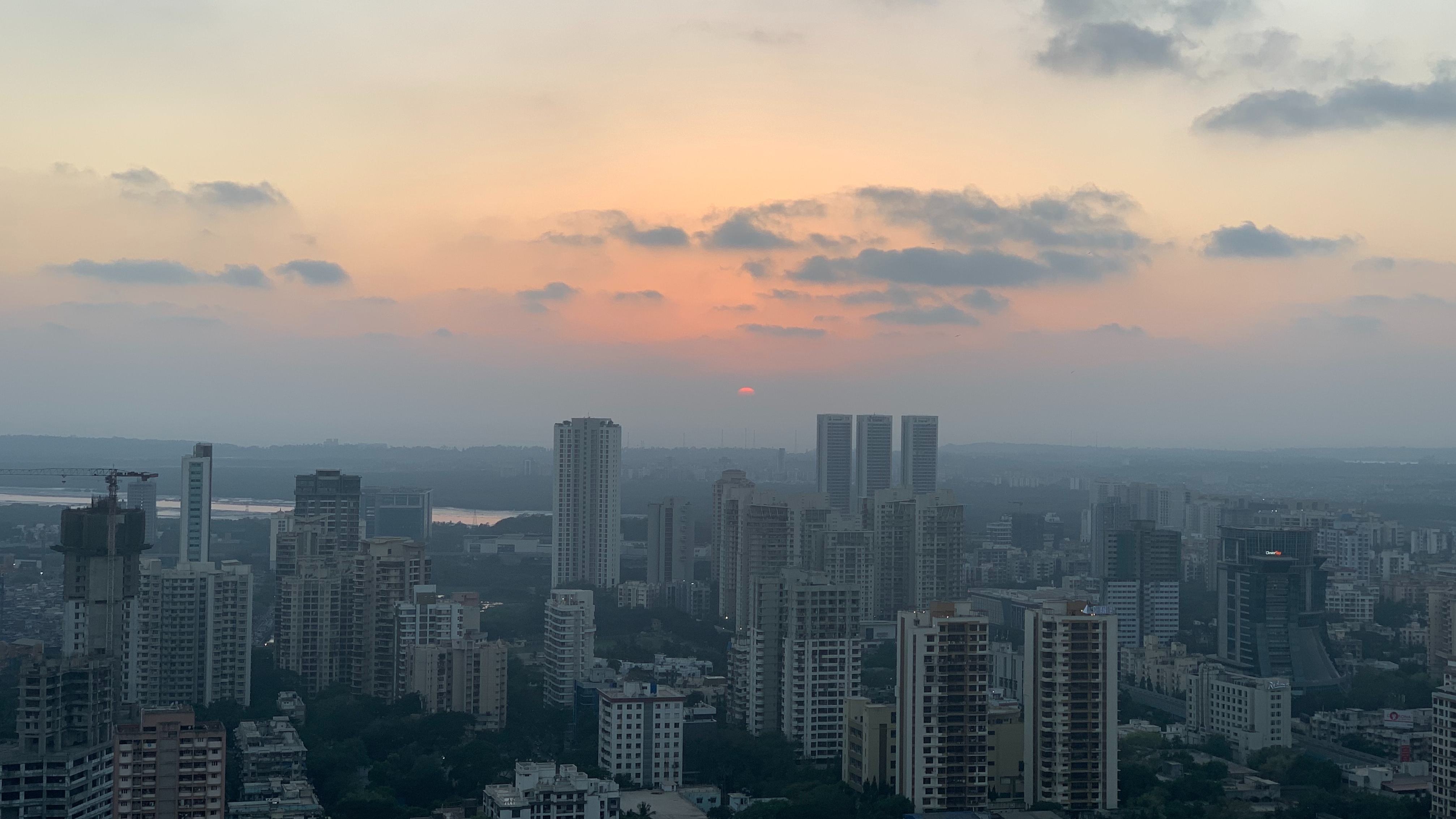 A wide-angle view of Mumbai’s skyline at dusk highlights the city’s role in Apollo’s regional expansion and strategic capital market opportunities in India.